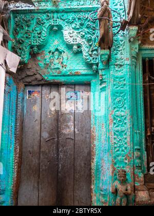 Varanasi, Uttar Pradesh, India - Febbraio 2015: Sculture ornamentali sulla porta di un antico tempio nella città vecchia. Foto Stock