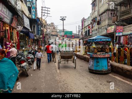 Varanasi, Uttar Pradesh, India - Febbraio 2015: Scena di mercato occupato dalla strada Godowlia Chowk nella città vecchia. Foto Stock