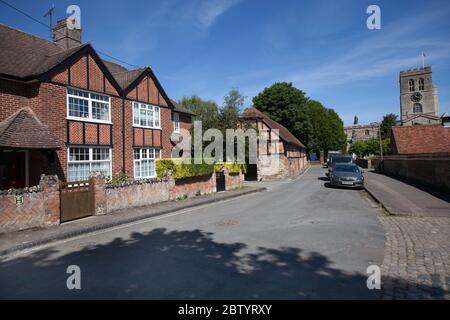 Vecchie proprietà residenziali e una vista della chiesa di Thame in Oxfordshire, Regno Unito Foto Stock