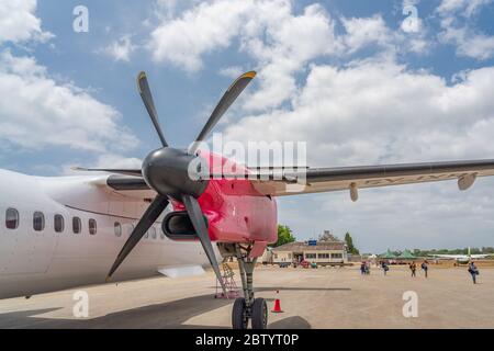 Ukunda Airstrip, Tanzania - Febbraio, 25 2020: Aereo bombardier primo piano elica a Diani Beach / Ukunda aeroporto Foto Stock