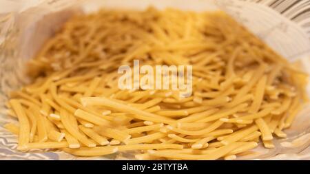 Tagliatelle granaglie da vicino e nella confezione. Foto Stock