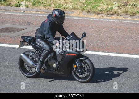 Black Honda CBR Fireblade; motociclista; due ruote di trasporto, moto, veicolo, strade, moto, motociclisti che guidano in moto sull'autostrada M6 Chorley, Regno Unito Foto Stock