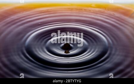 increspatura dopo alcune gocce di caffè. Foto Stock