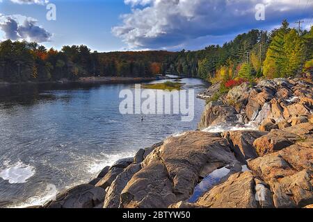 Bracebridge, Ontario / Canada - 10/05/2008: Vista ad alto angolo di High Fall - cascata nel parco pubblico a Bracebridge, Ontario, Canda Foto Stock