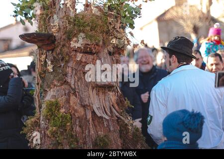 Silió, Cantabria, Spagna - 6 gennaio 2019: Vijanera è una masquerade invernale che si svolge nella città spagnola di Silió, in Cantabria, il primo S. Foto Stock