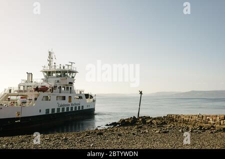 Traghetto Caledonian MacBrayne con partenza dal porto di Largs per il porto di Millport sull'Isola di Cumbrae con visitatori e turisti. Foto Stock