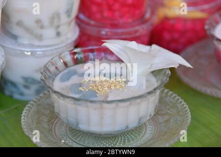 Croccanti caramellati nel latte di cocco, palle Krong Krang, dessert tailandese tradizionale. Foto Stock