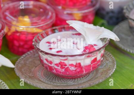 Castagne d'acqua nel latte di cocco, Tim Grob vasca, dessert tailandese tradizionale. Foto Stock