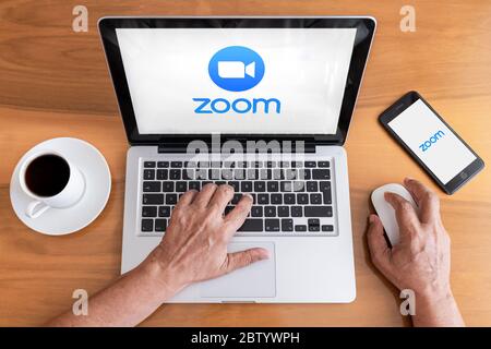 Antalya, TURCHIA - 28 maggio 2020. Smartphone e computer con logo dell'app Zoom Cloud Meetings. Foto Stock