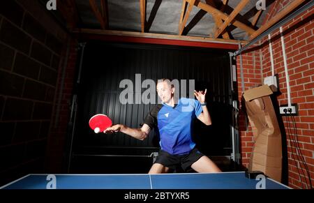 Il giocatore di Ping-pong Liam Pitchford della Gran Bretagna e del Team GB pratica a casa sua nel Nottinghamshire. Foto Stock