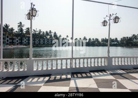 Una passeggiata attraverso l'hotel Rio, lungo il fiume Baga fino a Mahindra Dorada Foto Stock