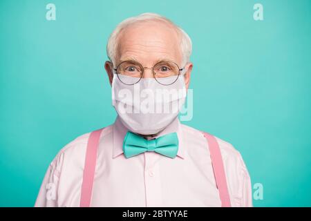 Primo piano ritratto del suo hipster funky anziano ragazzo che indossa garza maschera di influenza respiratoria influenza luccio prevenzione isolato brillante brillante brillante brillantezza Foto Stock