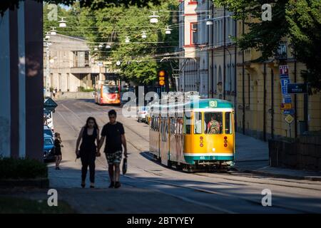 Tram sulla principale Nygatan a Norrkoping, Svezia. Norrkoping è una storica città industriale e i tram gialli sono iconici per la città. Foto Stock