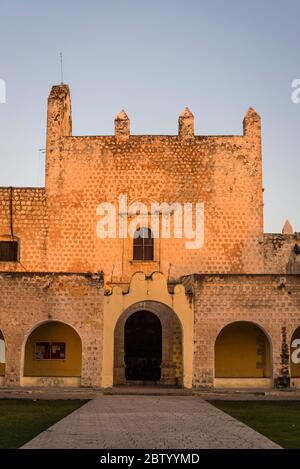 Convento di San Bernardino di Siena, costruito nel XVI secolo, Valladolid, Yucatan, Messico Foto Stock