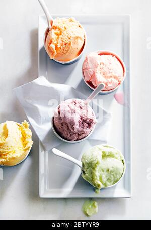 5 sapori di gelato in tazze Foto Stock