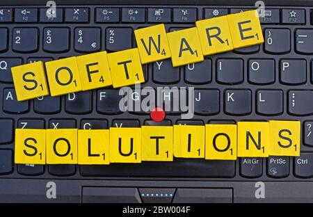 Soluzioni software, scritte in lettere su una tastiera, case software, soluzioni software aziendali, software aziendali, soluzioni SME Foto Stock