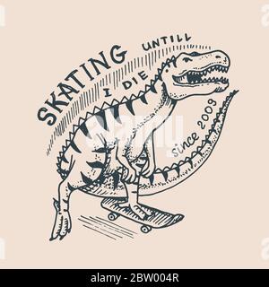 Dinosauro su un'etichetta skateboard per la tipografia. Dino vintage retro. Modello per t-shirt e logo. Schizzo inciso disegnato a mano per negozio, skate club o. Illustrazione Vettoriale