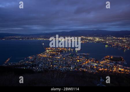 Hakodate, Giappone - 30Nov2019: Million Dollar View dal Monte Hakodate, prendere la funivia dalla collina alla cima. Il contrasto dello scintillio Foto Stock