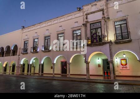 Splendidi edifici spagnoli di epoca coloniale che costeggiano il Francisco Canton Rosado Main Park, Valladolid, Yucatan, Messico Foto Stock