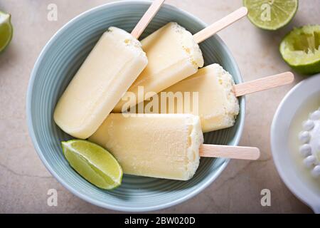 Papsicli di lime e cocco impilati Foto Stock