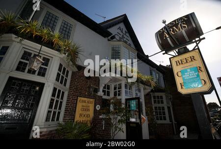 Londra, Regno Unito. 28 Maggio 2020 il Sussex Arms Pub a Twickenham, West London apre per ore limitate e serve la sua prima birra e cibo da asporto sin dal blocco. Andrew Fosker / Alamy Live News Foto Stock