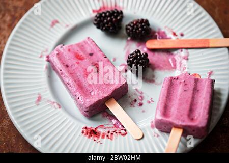 Frappè di gelato allo yogurt BlackBerry Foto Stock