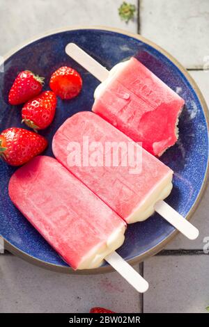 Fragole e panna pop-sicles estivi Foto Stock