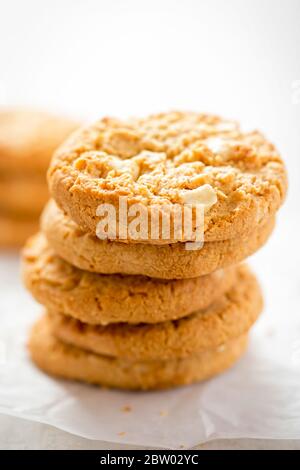 Biscotti al cioccolato bianco con patatine al cioccolato Foto Stock