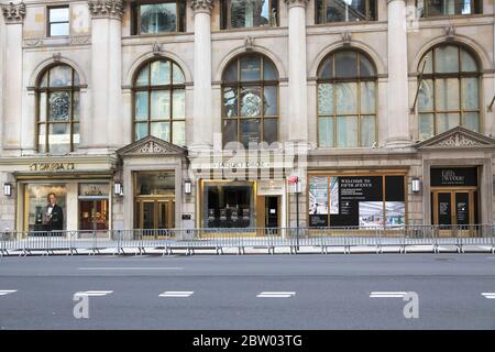 Empty 5th Avenue, negozi di lusso chiusi durante la chiusura del coronavirus, New York City, USA, maggio 2020 Foto Stock