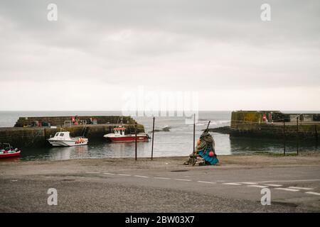 Vista sul porto nel piccolo villaggio di pescatori di Johnshaven, nel nord-est della Scozia. Foto Stock