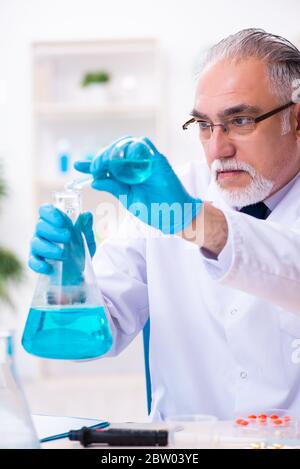 Vecchio chimico che lavora in laboratorio Foto Stock