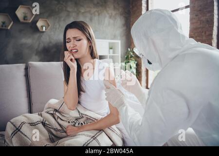 Foto di giovane malato soffrire paziente signora sentire male malessere febbre chiamata emergenza ambulanza doc influenza freddo covid iniezione mano spalla farmaco aiuto usura Foto Stock