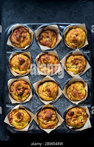 Mini muffin al formaggio e alla cipolla cotti al forno Foto Stock