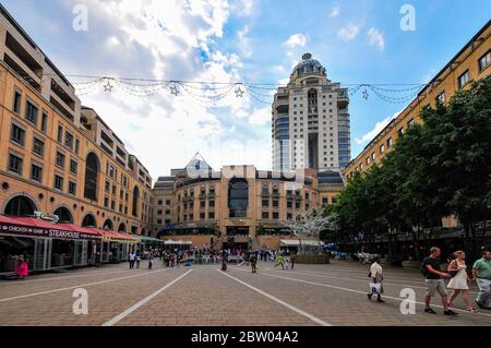 Johannesburg, Sudafrica - 18 dicembre 2011: Piazza Nelson Mandela a Sandton City a Johannesburg, Sudafrica. Foto Stock