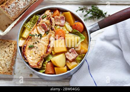 Stufato di sidro irlandese con costolette di maiale, pancetta e verdure Foto Stock