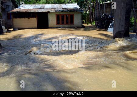 Nagaon, India. 28 Maggio 2020. Nagaon, 28 maggio 2020 : acqua pesante alluvione che si riversa nelle case degli abitanti del villaggio di Sansaki villaggio di Kampur città nel distretto di Nagaon di Assam in India. (Foto di Simanta Talukdar/Pacific Press) Credit: Pacific Press Agency/Alamy Live News Foto Stock