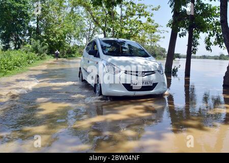 Nagaon, India. 28 Maggio 2020. Nagaon, 28 maggio 2020 : un'automobile che guasta l'acqua di inondazione che ha sommerso la strada al villaggio di Sansaki della città di Kampur nel distretto di Nagaon di Assam in India. (Foto di Simanta Talukdar/Pacific Press) Credit: Pacific Press Agency/Alamy Live News Foto Stock