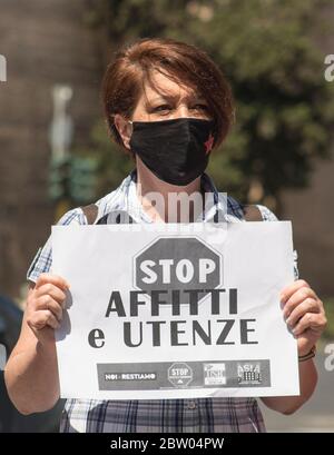 Roma, Italia. 28 Maggio 2020. Il coronavirus ha accentuato le ingiustizie sociali tra bonus insufficienti e licenziamenti che non vengono. Centinaia di persone hanno protestato a Roma per il grido "reddito per tutti". Il governo concede prestiti alle imprese e alle multinazionali, mentre la gente non paga il proprio affitto e viene cacciata dalle proprie case. (Foto di Elisa Bianchini/Pacific Press) Credit: Pacific Press Agency/Alamy Live News Foto Stock