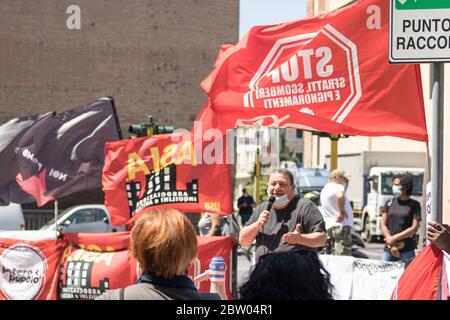 Roma, Italia. 28 Maggio 2020. Il coronavirus ha accentuato le ingiustizie sociali tra bonus insufficienti e licenziamenti che non vengono. Centinaia di persone hanno protestato a Roma per il grido "reddito per tutti". Il governo concede prestiti alle imprese e alle multinazionali, mentre la gente non paga il proprio affitto e viene cacciata dalle proprie case. (Foto di Elisa Bianchini/Pacific Press) Credit: Pacific Press Agency/Alamy Live News Foto Stock