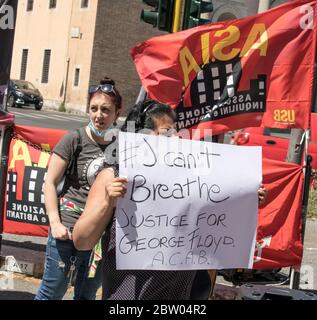 Roma, Italia. 28 Maggio 2020. Il coronavirus ha accentuato le ingiustizie sociali tra bonus insufficienti e licenziamenti che non vengono. Centinaia di persone hanno protestato a Roma per il grido "reddito per tutti". Il governo concede prestiti alle imprese e alle multinazionali, mentre la gente non paga il proprio affitto e viene cacciata dalle proprie case. (Foto di Elisa Bianchini/Pacific Press) Credit: Pacific Press Agency/Alamy Live News Foto Stock