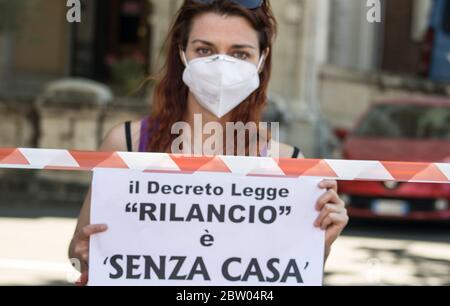 Roma, Italia. 28 Maggio 2020. Il coronavirus ha accentuato le ingiustizie sociali tra bonus insufficienti e licenziamenti che non vengono. Centinaia di persone hanno protestato a Roma per il grido "reddito per tutti". Il governo concede prestiti alle imprese e alle multinazionali, mentre la gente non paga il proprio affitto e viene cacciata dalle proprie case. (Foto di Elisa Bianchini/Pacific Press) Credit: Pacific Press Agency/Alamy Live News Foto Stock