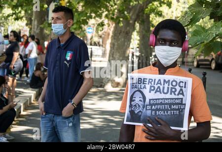 Roma, Italia. 28 Maggio 2020. Il coronavirus ha accentuato le ingiustizie sociali tra bonus insufficienti e licenziamenti che non vengono. Centinaia di persone hanno protestato a Roma per il grido "reddito per tutti". Il governo concede prestiti alle imprese e alle multinazionali, mentre la gente non paga il proprio affitto e viene cacciata dalle proprie case. (Foto di Elisa Bianchini/Pacific Press) Credit: Pacific Press Agency/Alamy Live News Foto Stock