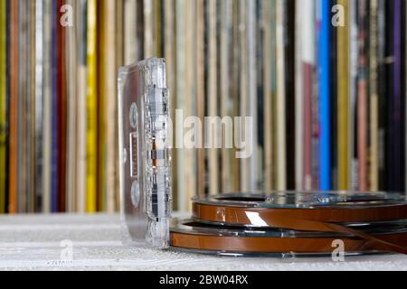 Cassette musicali, cassette compatte e dischi in vinile su un ripiano visibile da lontano Foto Stock