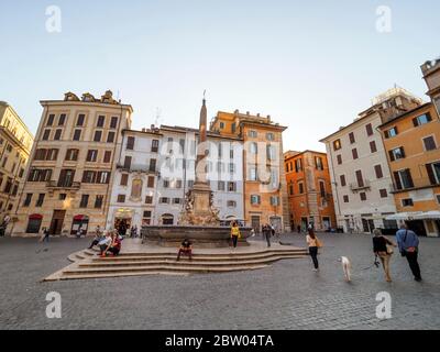 Fontana del Pantheon in piazza della Rotonda costruita da Giacomo Della Porta - Roma, Italia Foto Stock