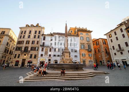 Fontana del Pantheon in piazza della Rotonda costruita da Giacomo Della Porta - Roma, Italia Foto Stock