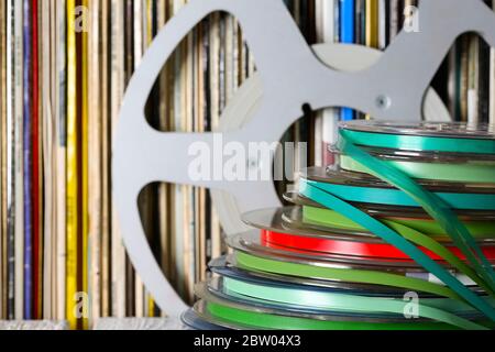 Sul ripiano sono presenti diversi supporti audio. Foto Stock