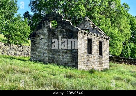 Abbandonato vecchio fienile campo. Foto Stock