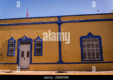 Facciata colorata nell'area residenziale del centro città, Merida, Yucatan, Messico Foto Stock
