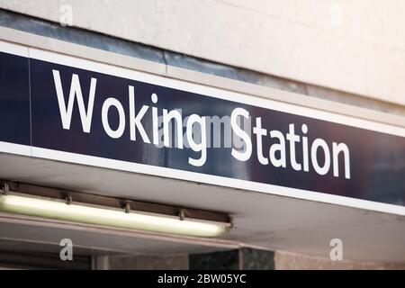 Segnaletica alla stazione ferroviaria di Woking, Woking, Surrey Foto Stock