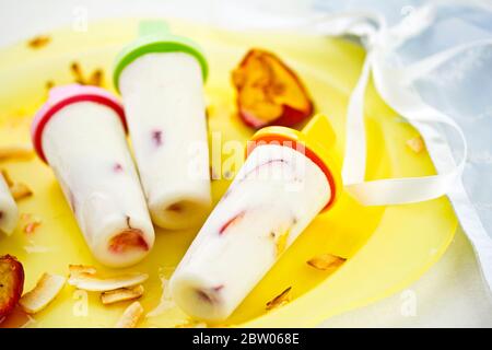 Papsicli di pesca al lime e cocco impilati Foto Stock
